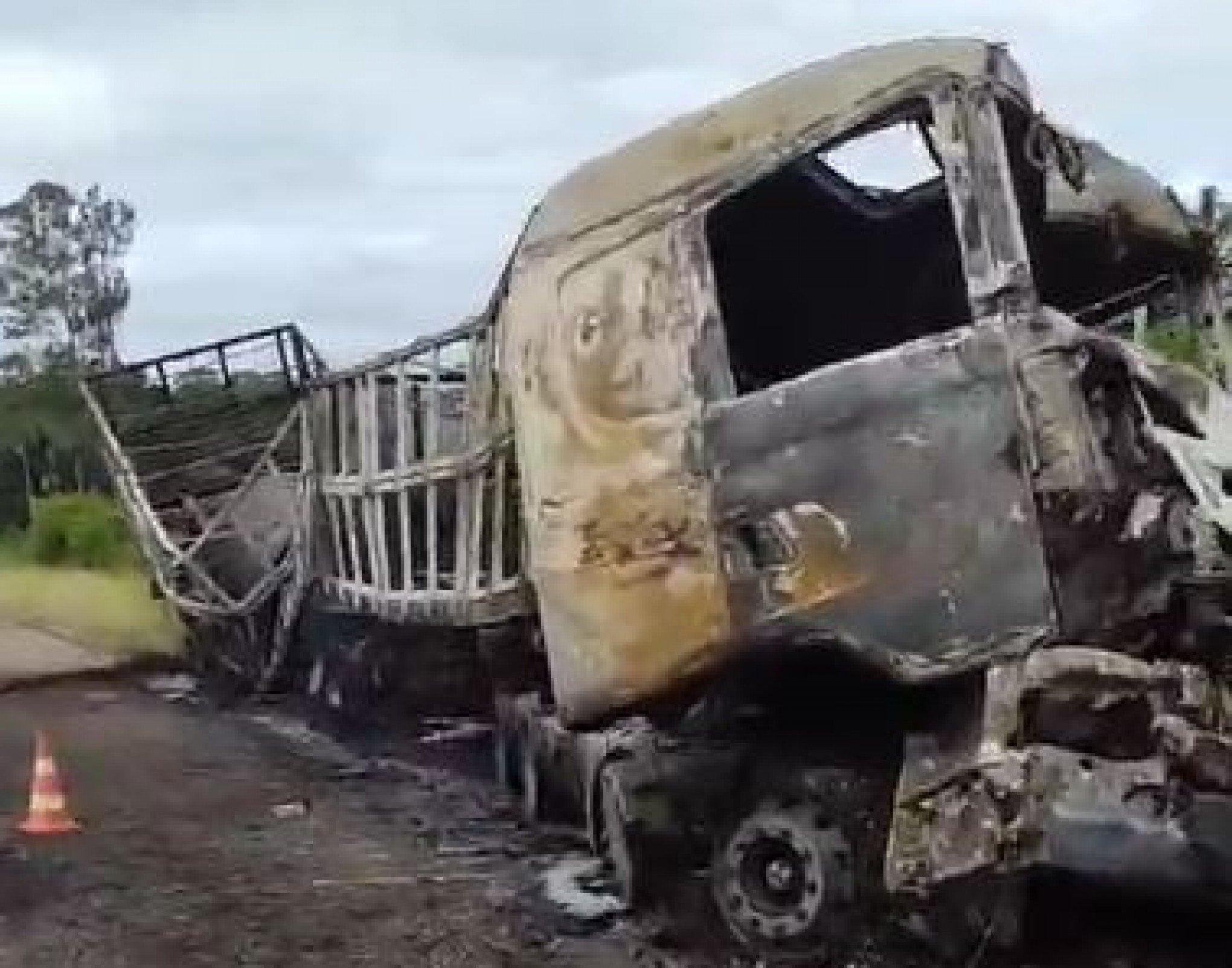 MORTE NO TRÂNSITO: Caminhão pega fogo e motorista morre carbonizado em rodovia da região