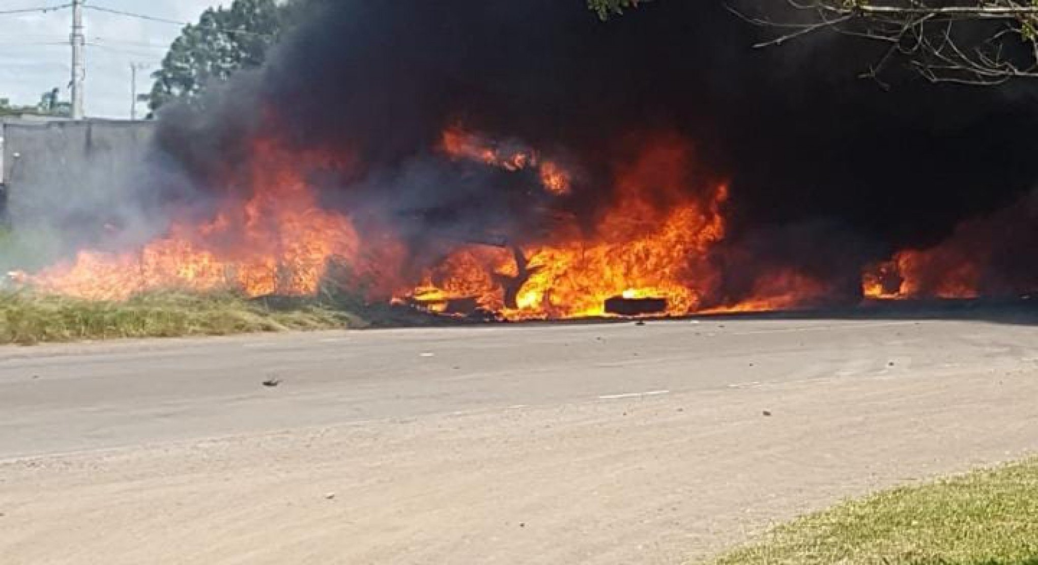 ACIDENTE DE TRÂNSITO: Dois caminhões pegam fogo após colisão em rodovia da região