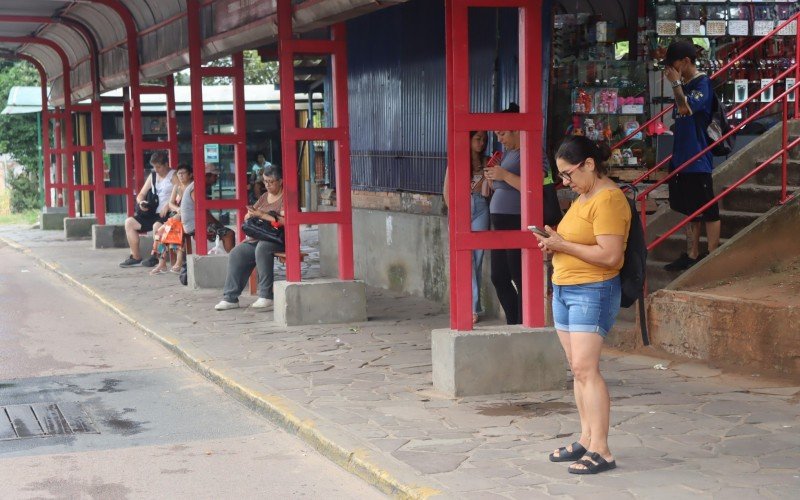 Greve gera longo tempo de espera nas paradas de ônibus