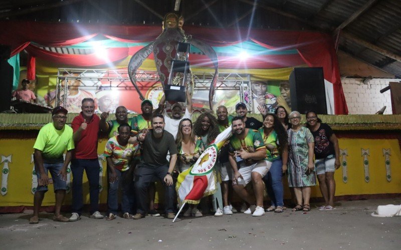 Escola de Samba Império do Sol comemora prata no Carnaval Porto Alegre 2024