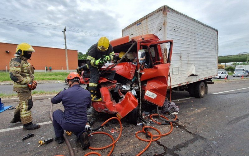 BR-116: CaminhÃµes colidem e motorista precisa ser retirado pelos Bombeiros em Novo Hamburgo