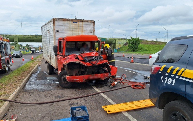 BR-116: CaminhÃµes colidem e motorista precisa ser retirado pelos Bombeiros em Novo Hamburgo