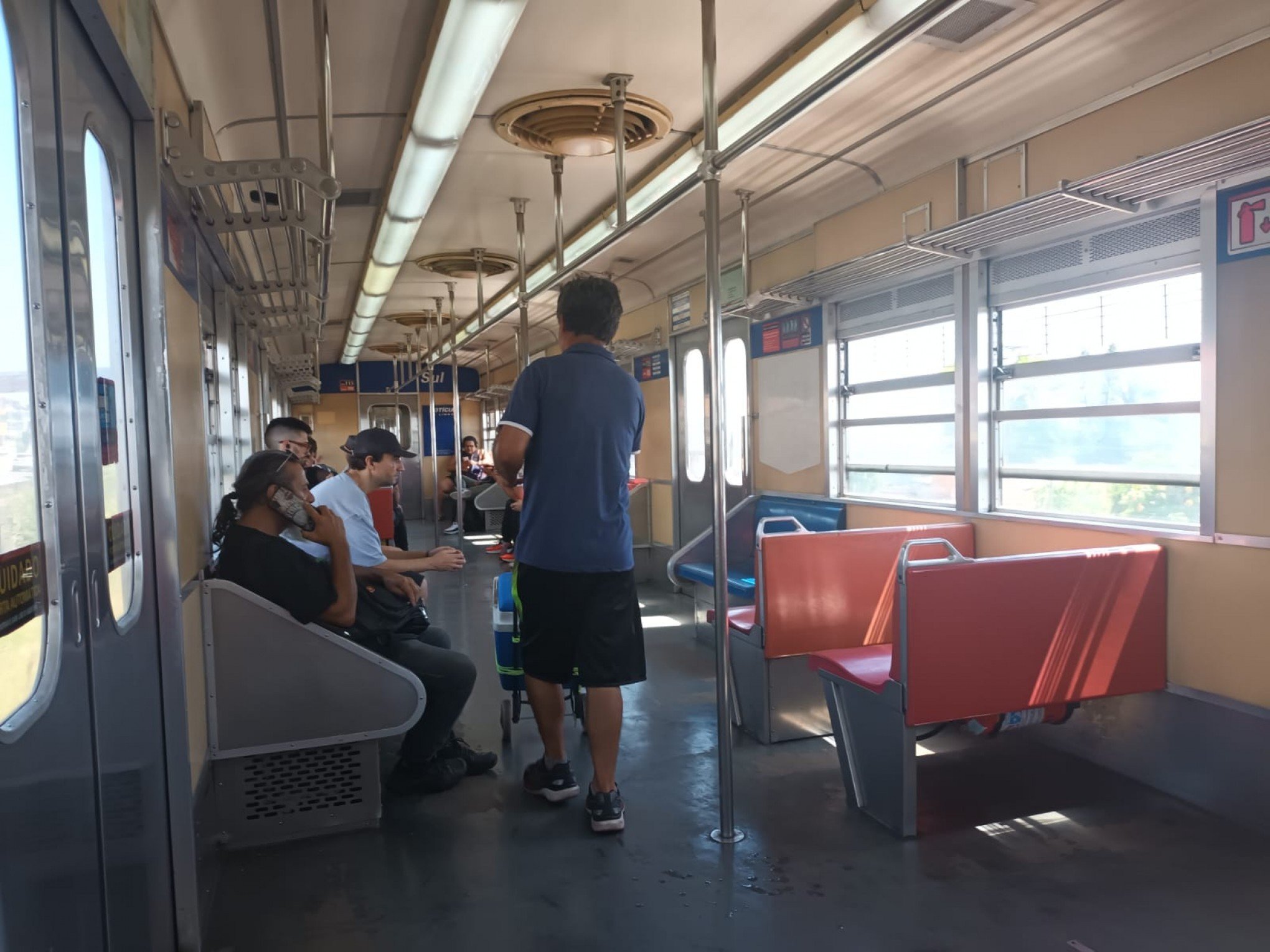 Usuários do trem reclamam do excesso de ambulantes e Sindimetrô RS diz que Trensurb fecha os olhos para o comércio ilegal