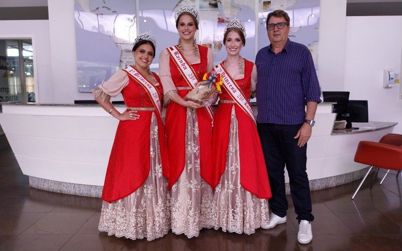 As soberanas Emily, Joana e DÃ©bora com o prefeito Pedro Rippel