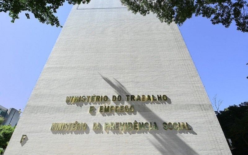 Ministério do Trabalho e Emprego adiou por 3 meses a publicação da portaria que restringe o trabalho no comércio aos feriados | abc+