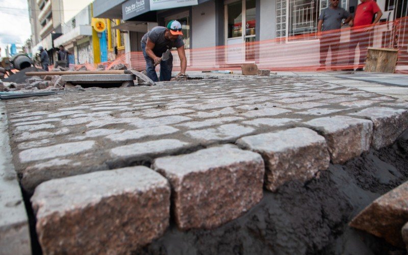 Inicia a recolocação dos paralelepípedos na primeira quadra na Rua Independência