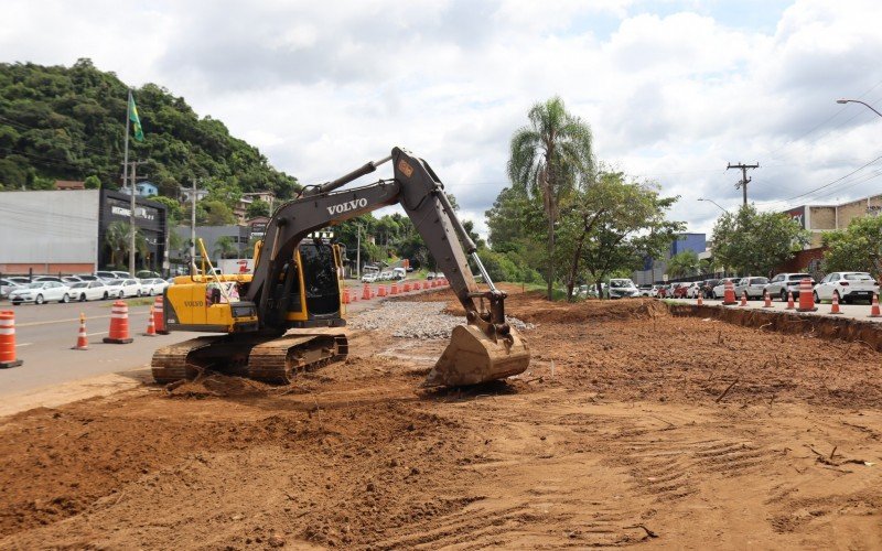 Escavadeira hidrÃ¡ulica operava no canteiro de obras nesta terÃ§a