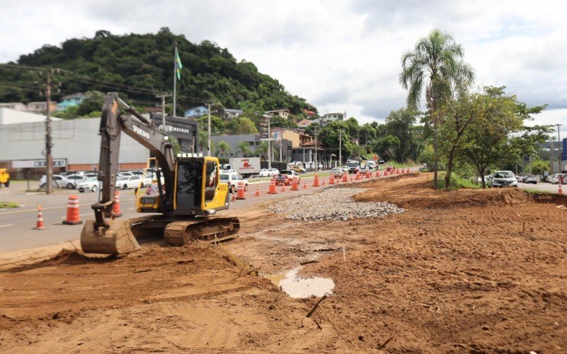 Escavadeira hidrÃ¡ulica operava no canteiro de obras nesta terÃ§a