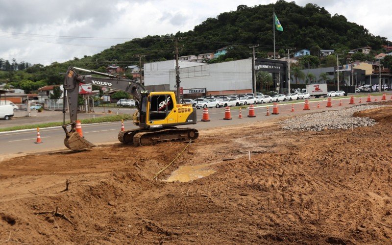 Escavadeira hidrÃ¡ulica operava no canteiro de obras nesta terÃ§a