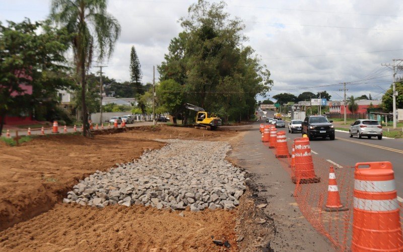 Escavadeira hidrÃ¡ulica operava no canteiro de obras nesta terÃ§a