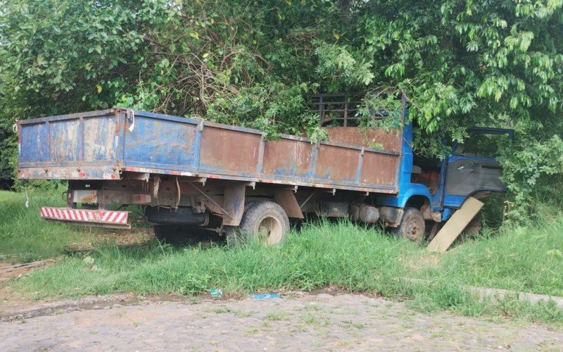 Motorista e passageiros pularam de caminhÃ£o em movimento antes de colisÃ£o em ribanceira. Samu atendeu a ocorrÃªncia