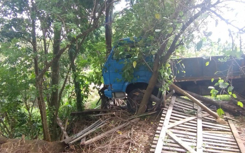 Motorista e passageiros pularam de caminhÃ£o em movimento antes de colisÃ£o em ribanceira. Samu atendeu a ocorrÃªncia