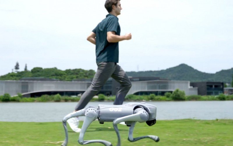 Cão robô comprado por Alok tem IA, pula, dança, senta e dá a pata | abc+