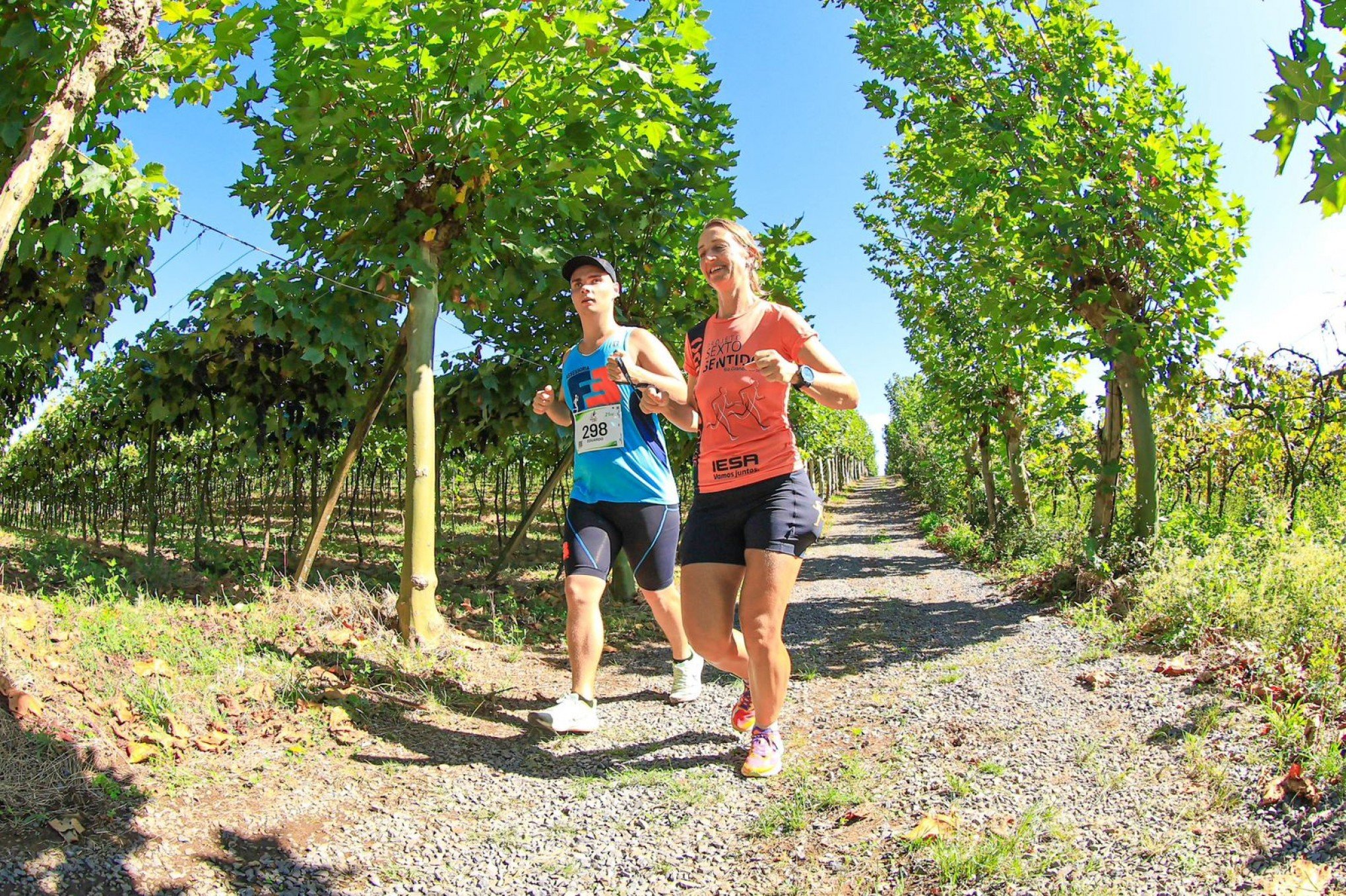 Atleta com deficiência visual percorre 21 quilômetros na Maratona do Vinho