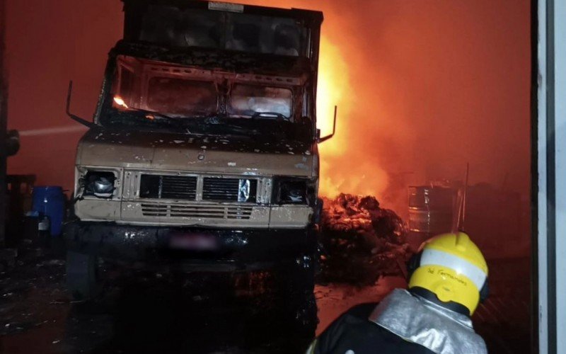 Homem fica ferido durante incÃªndio em reciclagem de Campo Bom