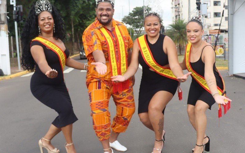 A corte do carnaval leopoldense, formada pela 1ª princesa Marla, rei momo Luan, rainha Vanelise e 2ª princesa Thayná Brito