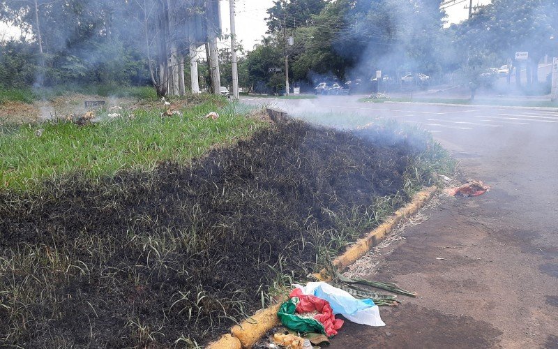 Fogo em mato na esquina da Vereador AdÃ£o Rodrigues de Oliveira com a Rua AraxÃ¡