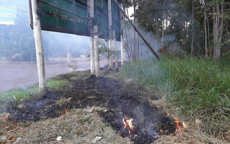Fogo em mato na esquina da Vereador AdÃ£o Rodrigues de Oliveira com a Rua AraxÃ¡