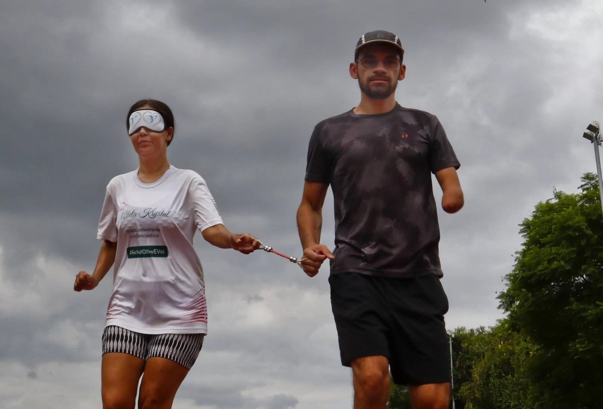 Atleta cega sonha encontrar um patrocinador para correr