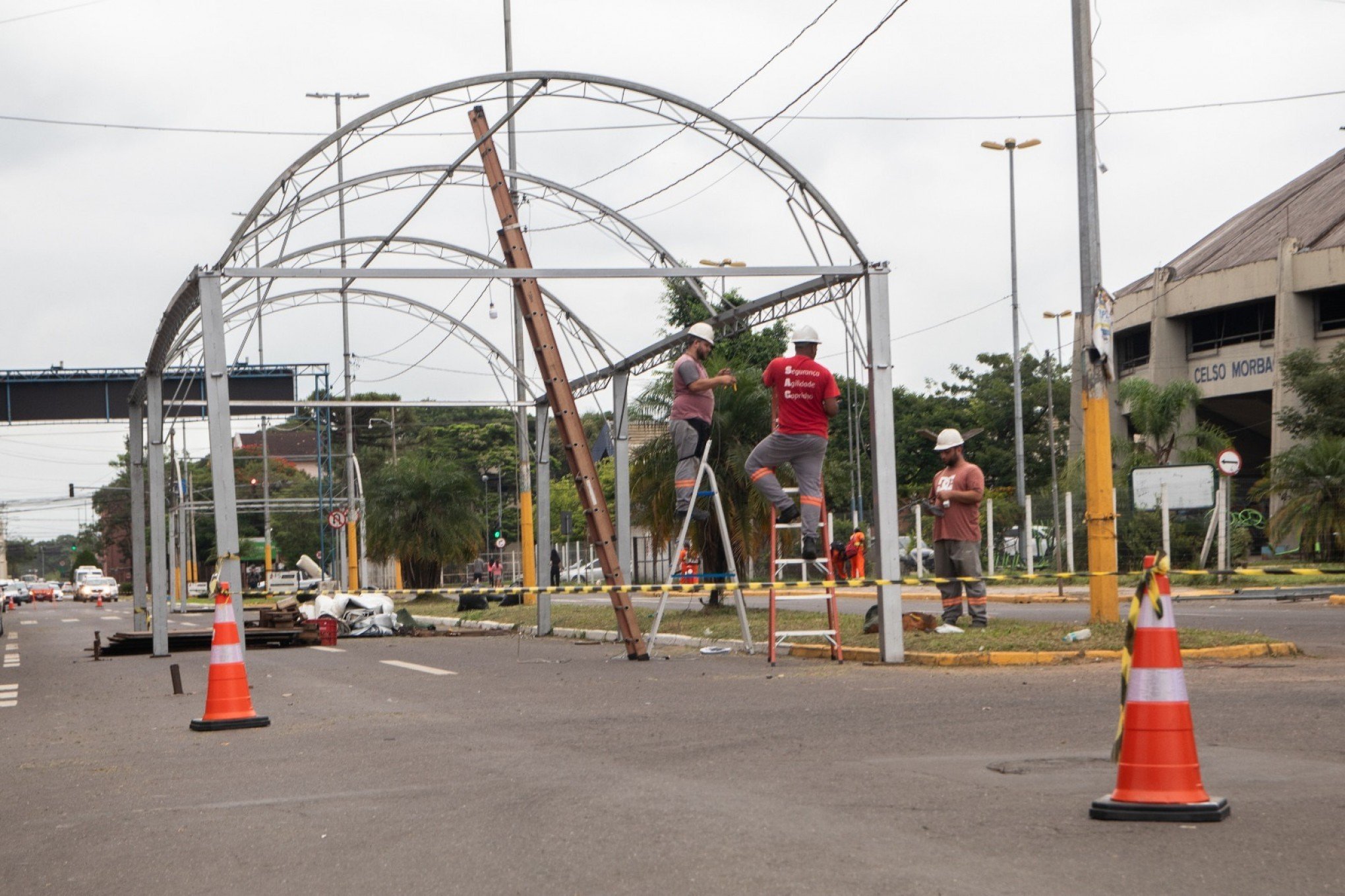 TRÂNSITO: Avenida tem fluxo interrompido para estrutura de carnaval em São Leopoldo; veja como desviar