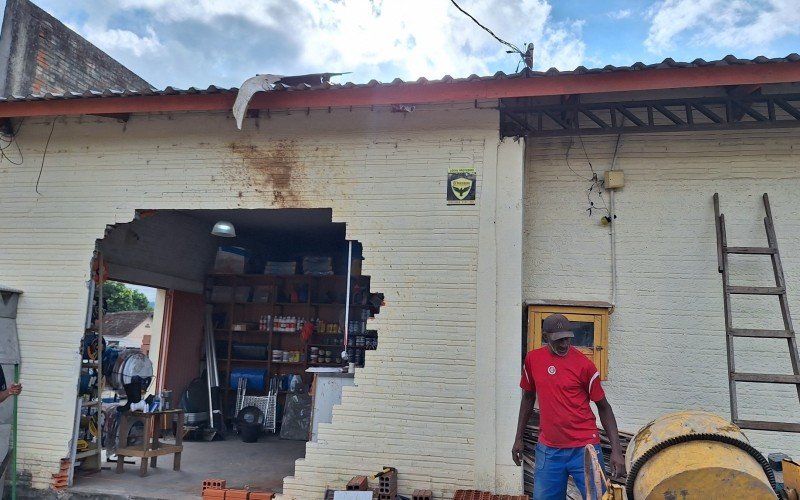 Dupla com carro roubado colidiu em poste e placa de publicidade antes de capotar carro e derrubar parede de estabelecimento comercial  | abc+