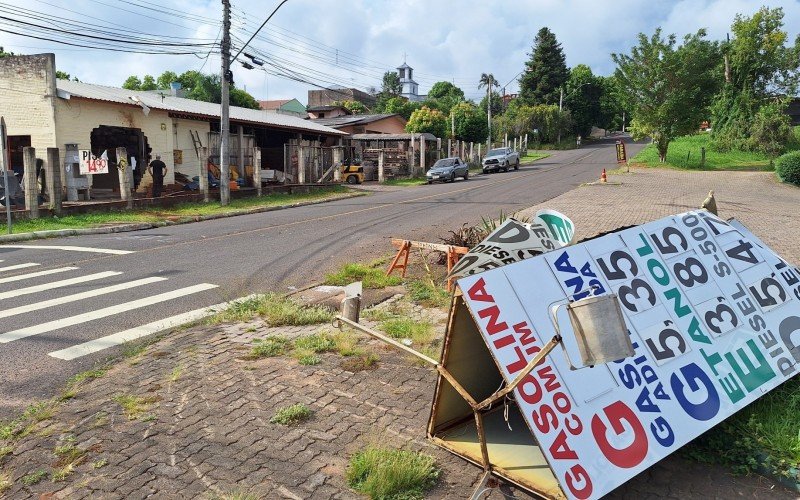 Dupla com carro roubado colidiu em poste e placa de publicidade antes de capotar carro e derrubar parede de estabelecimento comercial 