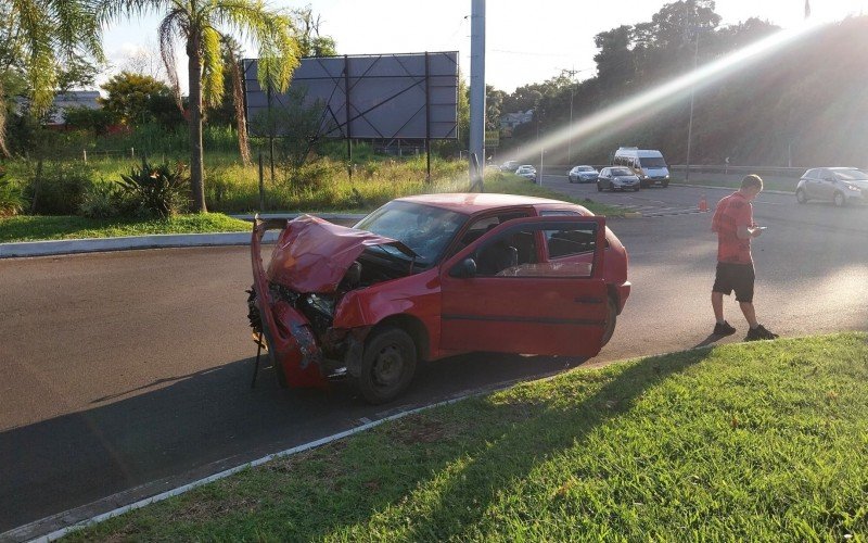 Kombi toma em acidente com carro na BR-116, em Ivoti