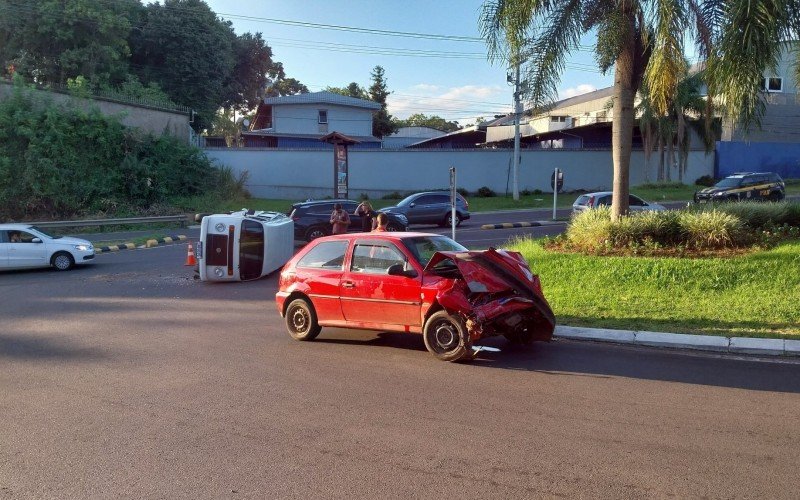 Kombi toma em acidente com carro na BR-116, em Ivoti