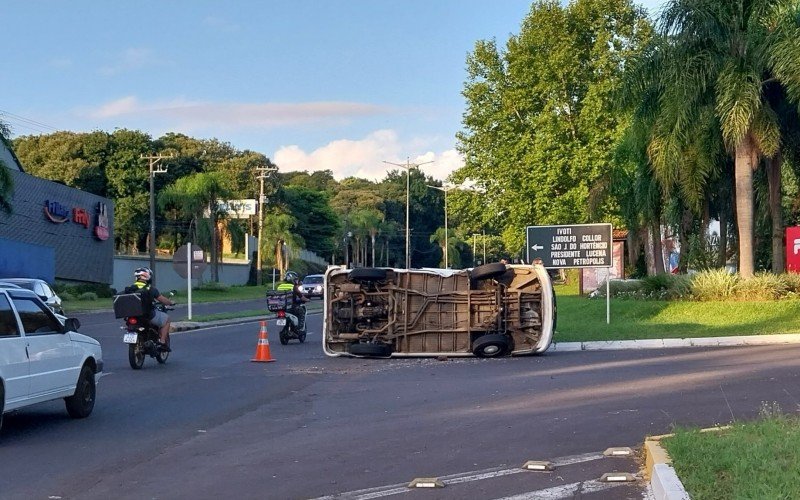 Kombi toma em acidente com carro na BR-116, em Ivoti