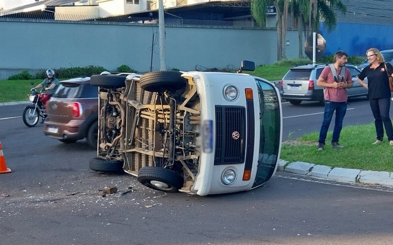 Kombi toma em acidente com carro na BR-116, em Ivoti