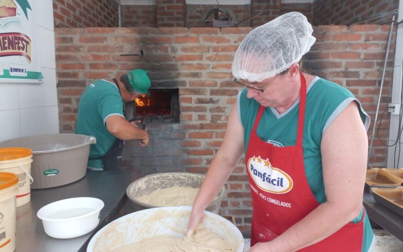 Integrantes da Ascur já preparam cucas para a principal festa de Rolante, que acontece na próxima semana | abc+