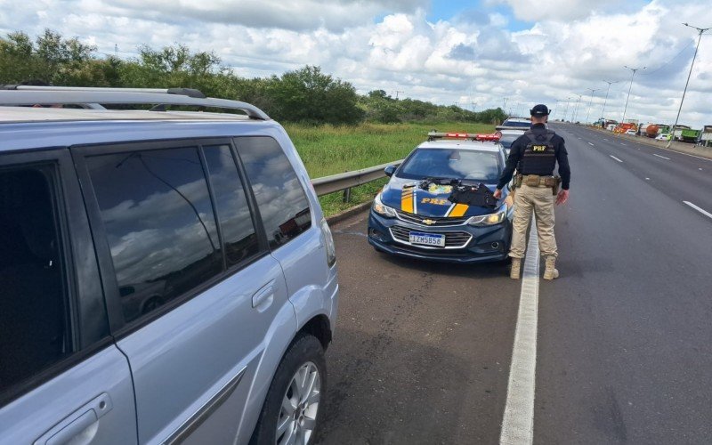 ApÃ³s perseguiÃ§Ã£o, dupla de 45 e 27 anos foi presa pela PRF na BR-448, em Canoas 