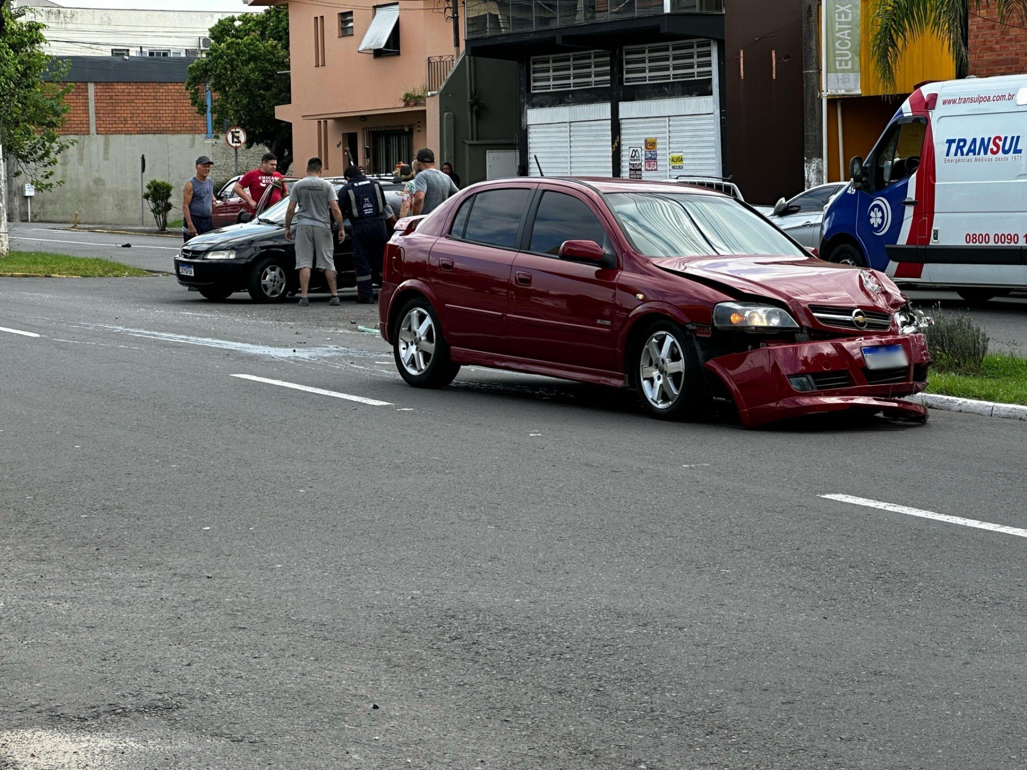 ACIDENTE DE TRÂNSITO: A caminho do café da manhã, motorista tem carro atingido por outro veículo em Novo Hamburgo