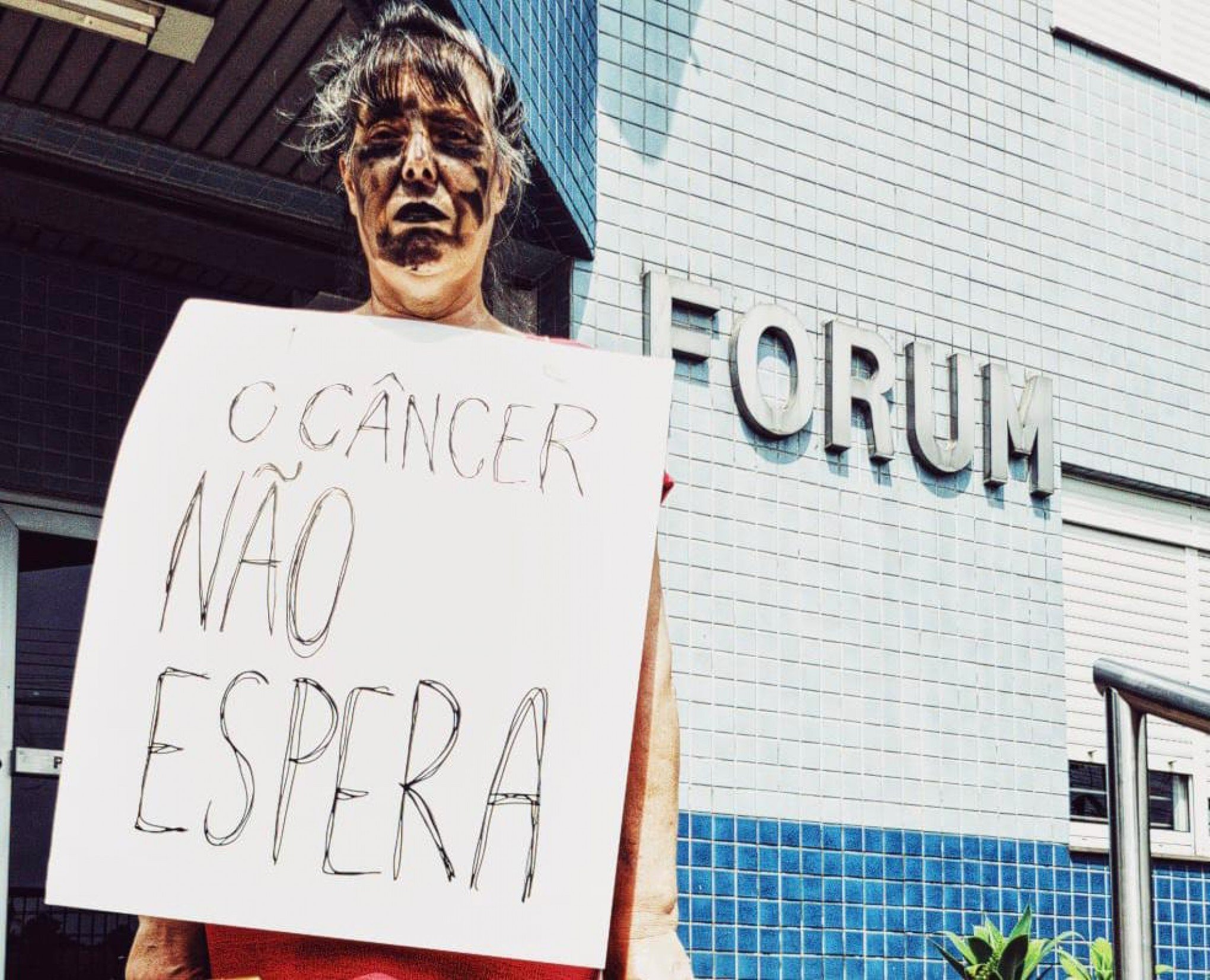 Paciente com câncer protesta por tratamento urgente em frente ao Fórum de Taquara