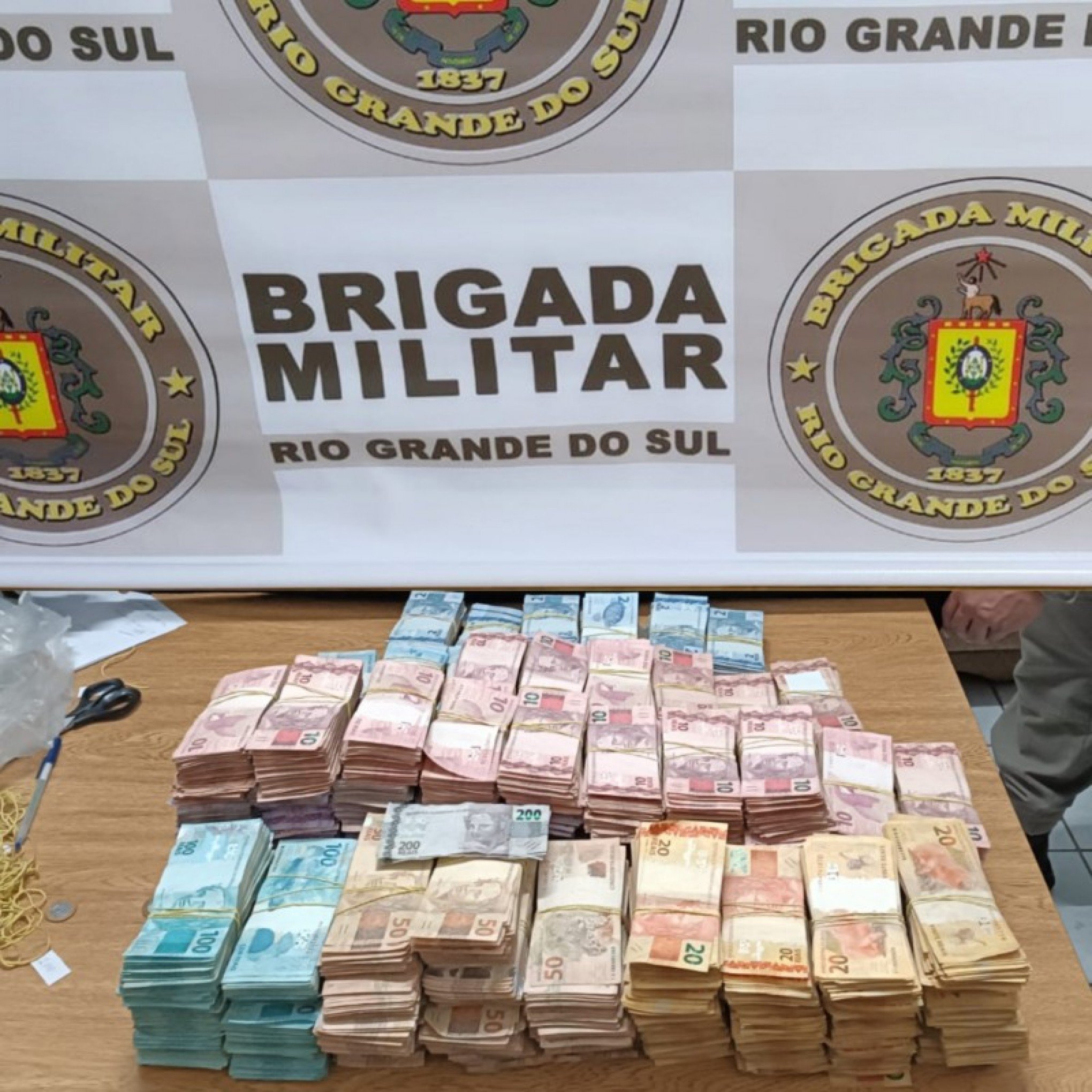Polícia vai apurar origem dos R$ 363 mil apreendidos com motorista em São Leopoldo
