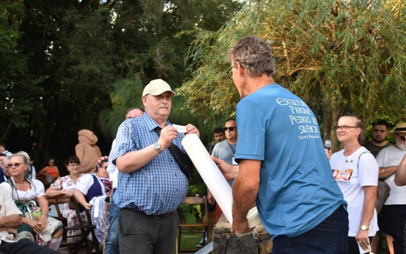 AlemÃ£o deposita objeto na cÃ¡psula do tempo, em evento no Esculturas Parque