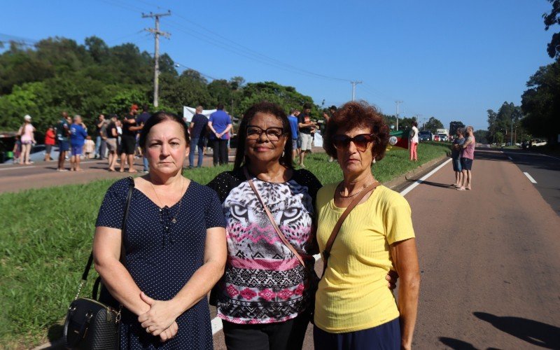 Mirian Soares, 55, Elisete Maria da Silva, 63, e Rosane Isabel Hallmann Weyh, 69, no protesto contra o pedágio | abc+