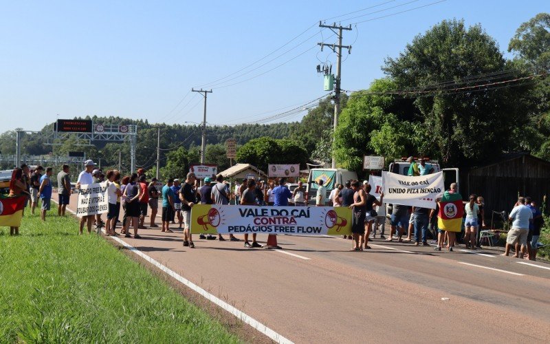 Protesto contra o pedágio na RS-122, em São Sebastião do Caí | abc+