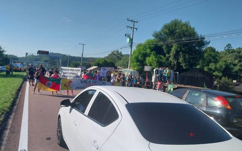 Moradores de PortÃ£o e SÃ£o SebastiÃ£o do CaÃ­ protestam contra o pedÃ¡gio free flow na RS-122