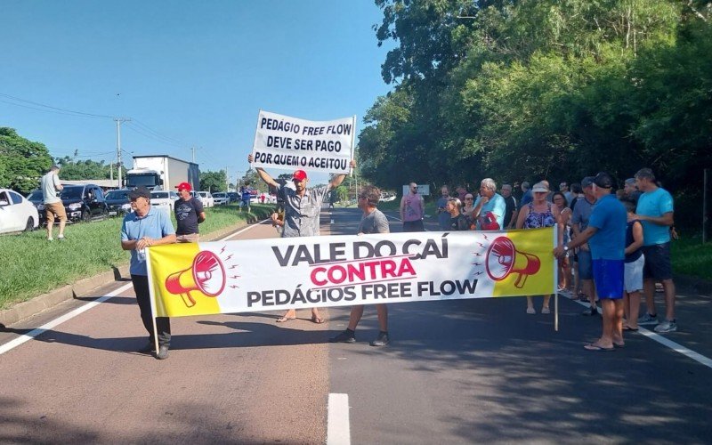 Moradores de PortÃ£o e SÃ£o SebastiÃ£o do CaÃ­ protestam contra o pedÃ¡gio free flow na RS-122