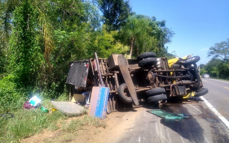 ACIDENTE TRÂNSITO: Quatro pessoas ficam feridas em colisão entre carro e caminhão na RS-240 | abc+