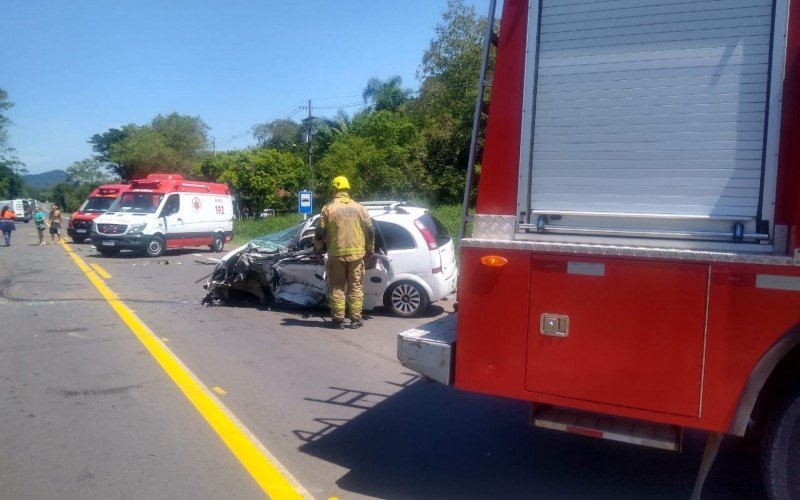 ACIDENTE TRÂNSITO: Quatro pessoas ficam feridas em colisão entre carro e caminhão na RS-240 | abc+