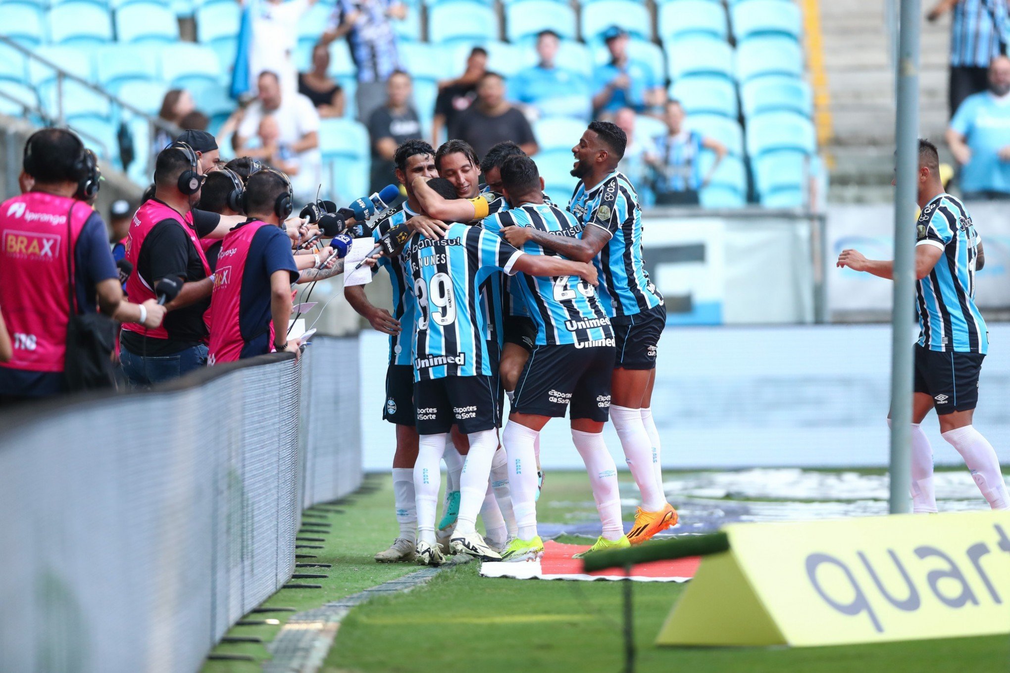 Defesa volta a vazar, mas ataque com estreia de Diego Costa garante goleada do Grêmio