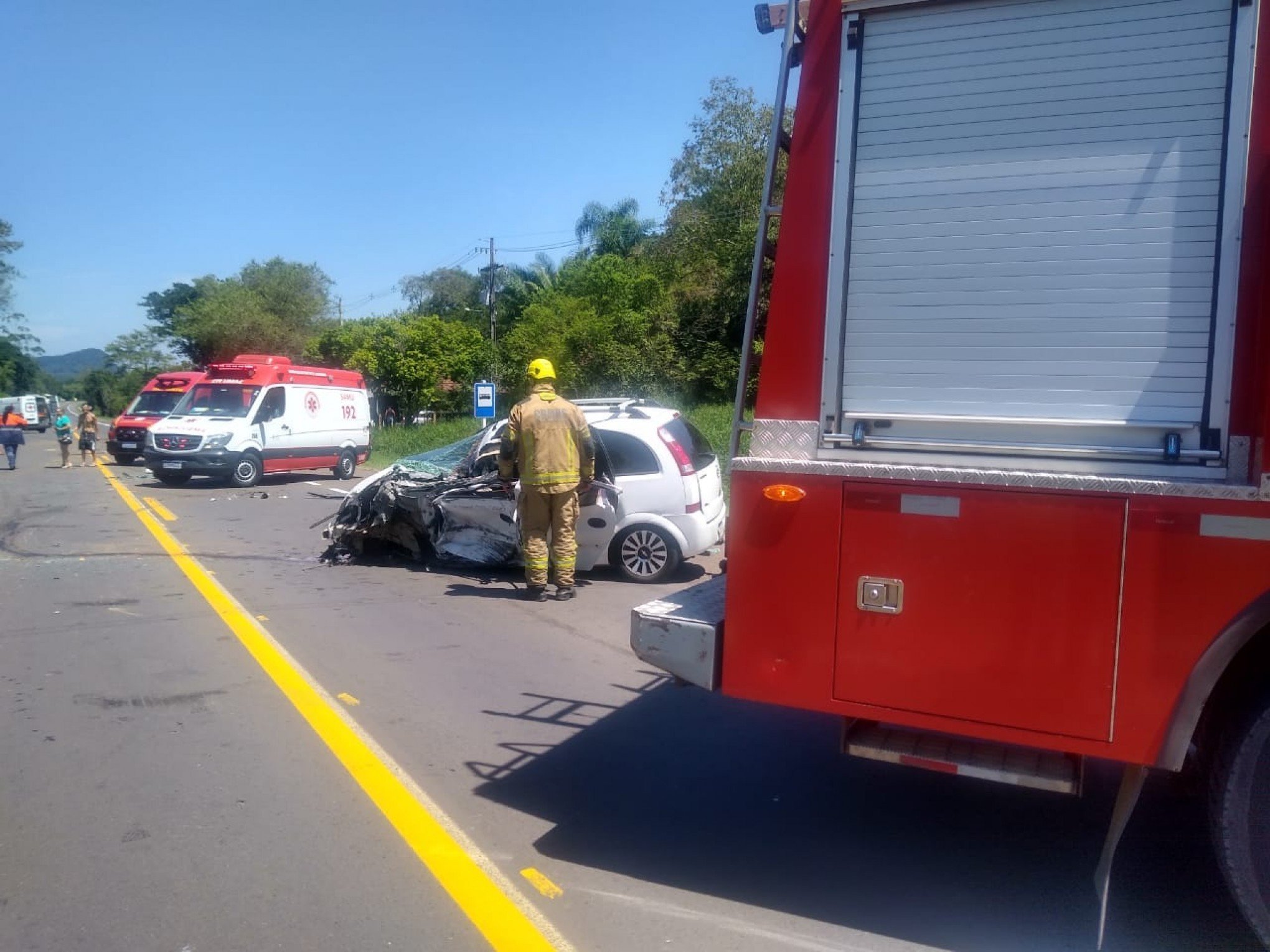 ACIDENTE TRÂNSITO: Quatro pessoas ficam feridas em colisão entre carro e caminhão na RS-240