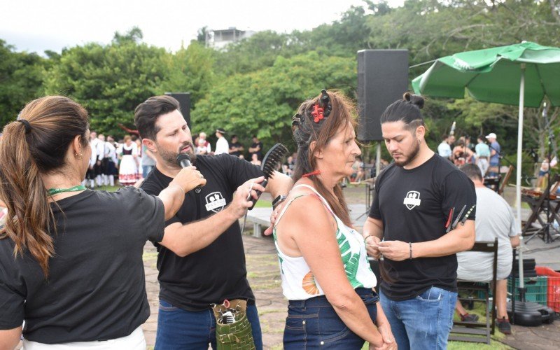 Sueni aproveitou o evento para cortar o cabelo e doar as mechas para a Liga | abc+