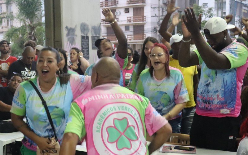 Integrantes do Acadêmicos Verde e Rosa vibrava a cada nota anunciada