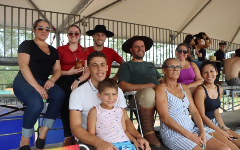 Na arquibancada com a famÃƒÂ­lia, Guilherme Thiesen 20, e o pai, JÃƒÂºnior Thiesen, 41, aproveitaram a programaÃƒÂ§ÃƒÂ£o do 44Ã‚Âº Rodeio de Campo Bom