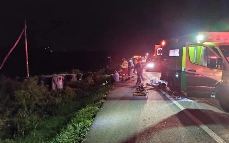 Duas passageiras morrem após ônibus tombar na BR-116, em Pelotas | abc+