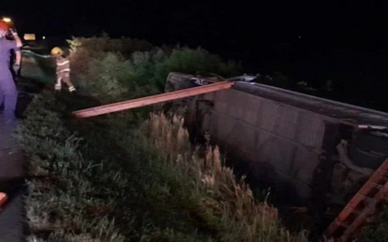 Duas passageiras morrem apÃ³s Ã´nibus tombar na BR-116, em Pelotas
