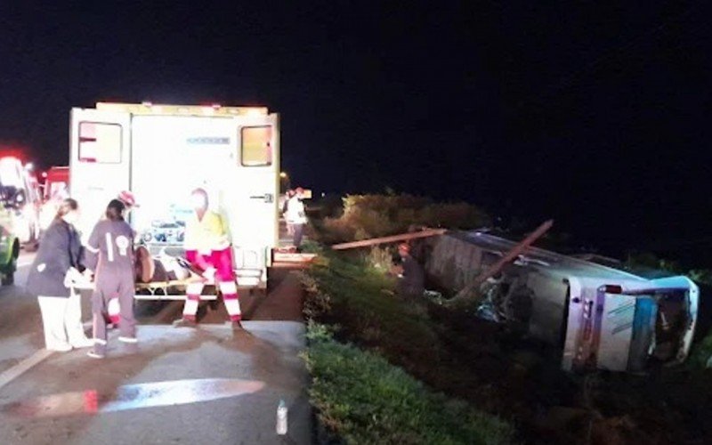 Duas passageiras morrem apÃ³s Ã´nibus tombar na BR-116, em Pelotas